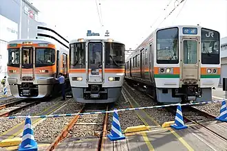 Depot de Shizuoka de gauche a droite Série 313-8000 /373/211-5000