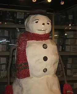 Un bonhomme de neige factice utilisé pendant le tournage du film. Il est fait de 3&nbsp;boules, porte un bob noir, une écharpe rouge, des bras en bâton avec des moufles et des boutons de manteau sur le torse.