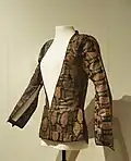Veste. Satin ; soie, filé métallique riant. Iran, XIXe siècle.