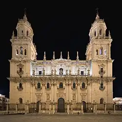 Cathédrale de l'Assomption de la Vierge, la nuit depuis la rue de l'évêque Gonzales.