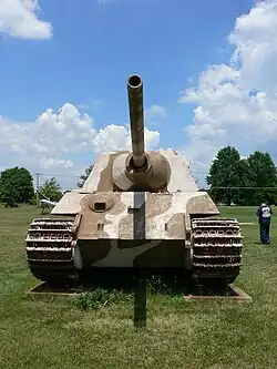 Vue de face du Jagdtigerno&nbsp;305020. L'impact sur le mantelet a arraché une partie du blindage (sur la droite du canon).