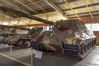 Vue de profil du Jagdtiger no&nbsp;305083.
