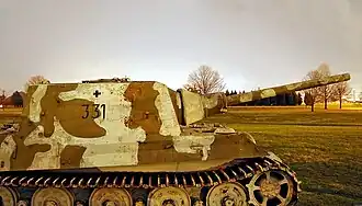 Vue de profil du Jagdtigerno&nbsp;305020. Le n° de véhicule (331) est clairement visible.