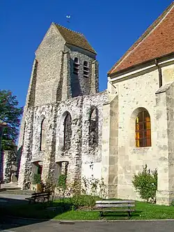 Clocher et mur sud de la nef ruinée de l'église Saint-Léger.
