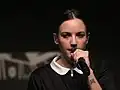 La chanteuse française Jain en 2016, portant l'un de ses caractéristiques cols Claudine.