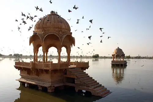 Chhatris dans le lac Gadisar