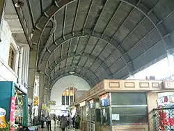 Le hall de la gare.