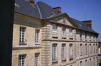 Fronton triangulaire avec armes des Maussion.