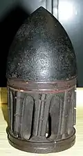Obus type James 3.8". Il est présenté sans l'enveloppe en plomb couvrant les cotes et se déformant pour garnir les rayures lors du tir.