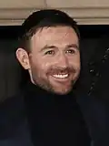 James McArdle&nbsp;(en) incarne le diacre Mark Burton.