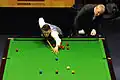 Verhaas, vérifiant si Mark Selby ne commet pas de faute.