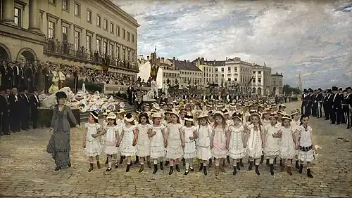 La revue des écoles en 1878 (1880), 241&nbsp;×&nbsp;423&nbsp;cm  Musées royaux des beaux-arts de Belgique, Bruxelles.