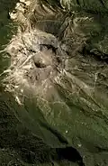 Photo aérienne couleur d'un cratère de volcan.
