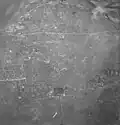Vue aérienne noir et blanc d'une ville.