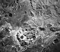 Photo noir et blanc d'un volcan vu d'avion.