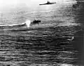 Le cuirassé Yamato et le Fuyutsuki pendant l'Opération Ten-Gō le 7 avril 1945