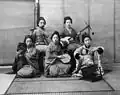 Ensemble de musiciennes.