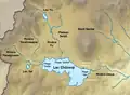 Carte couleur montrant une étendue d'eau en bleu sur un fond brun comprenant des reliefs montagneux et des cours d'eau.