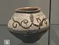 Jarre buncheong vers 1400-1600 (Victoria and Albert Museum). Grès peint à la barbotine blanche et au brun de fer.