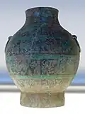Bouteille ou jarre hu pour l'alcool. Henan. « Royaumes combattants ». Bronze avec incrustation de cuivre: batailles mythiques. Musée Cernuschi.