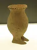Petite jarre aux deux pieds d'homme. Terre cuite, H 13 cm env. Qijia (?). Gansu ou Qinghai, 2e mill AEC. Musée Rietberg, Zürich,