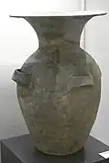Jarre à large bouche, haut col, 4 anses et quadrillage oblique. Ve&nbsp;siècle. H. 59 cm. Musée de l'Université nationale de Séoul.