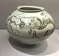 Jarre à décor de dragon et nuages. Porcelaine blanche, brun de fer sous couverte. H. 28,2&nbsp;cm. XVIIe&nbsp;siècle. Musée national de Corée