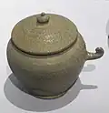 Jarre cinéraire et son couvercle, décor estampé. Grès glaçuré, H 16&nbsp;cm. Silla unifié, début VIIIe&nbsp;siècle. Musée national de Corée