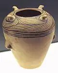 Jarre à décor linéaire, deux anses et quatre crochets. Poterie peinte, H. 70 cm. env. Phase Majiayao. Museum Rietberg,