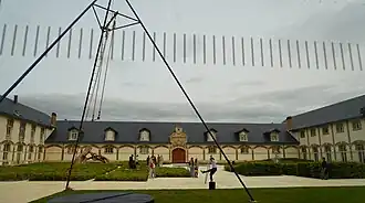La cour à Reims.