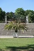 Grand escalier et portail.