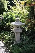 Lanterne sur pied en pierre tachidōrō.