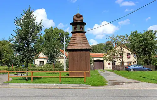 Clocher-tour en bois.