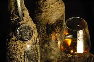 Photographie de vieilles bouteilles de Jasnières, un vin AOC.