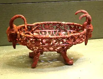 Panier à têtes de chèvre, en jaspe rouge, (XIXe&nbsp;siècle russe), Armurerie du Kremlin, Moscou.