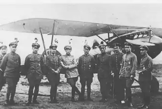 Photo noir et blanc d'un groupe de pilotes devant un avion