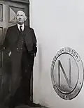 à Toulon devant la plaque du premier sous-marin nucléaire américaine Nautilus