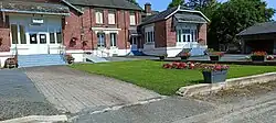 La mairie et l'ancienne école en juillet 2024.