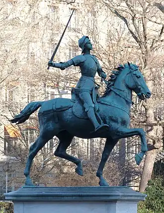 Sur la place Saint-Augustin, une statue équestre réalisée par Dubois.