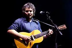 chanteur à la guitare