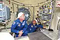 L'astronaute Jeffrey Williams et le cosmonaute Maxime Souraïev inspectent le module  Poisk