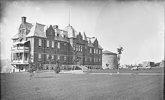 La tour no 3, à droite de l'ancien hôpital Jeffery Hale, en 1904