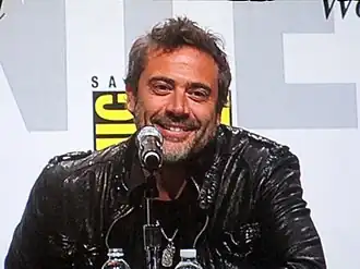 Jeffrey Dean Morgan joue le rôle du Comédien.