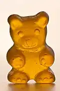 Un ourson en gélatine jaune à saveur de citron
