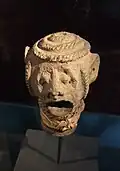 Fragment de tête d'un récipient
