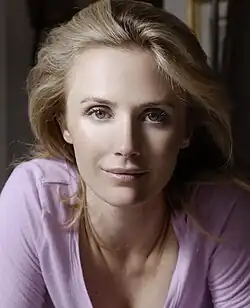Jennifer Siebel interprète Jennifer Conover.