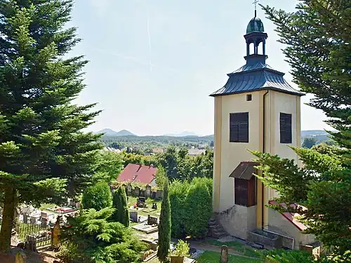 Le clocher et le cimetière de Jestřebí..