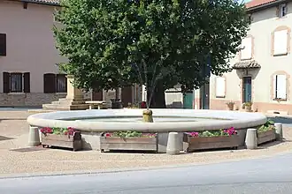 Jet d'eau près de l'église.