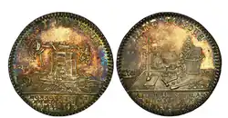 Jeton d'argent des monnayeurs et ajusteurs de la Monnaie de Paris en 1767, sur lequel on peut voir le matériel utilisé par les ajusteurs et tailleresses : écouenne, balance et bilboquet.