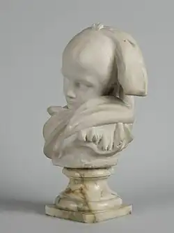 Tête d'une jeune fille, dont la tête penchée est revêtue par une coiffe alsacienne et dont le cou est drapé.